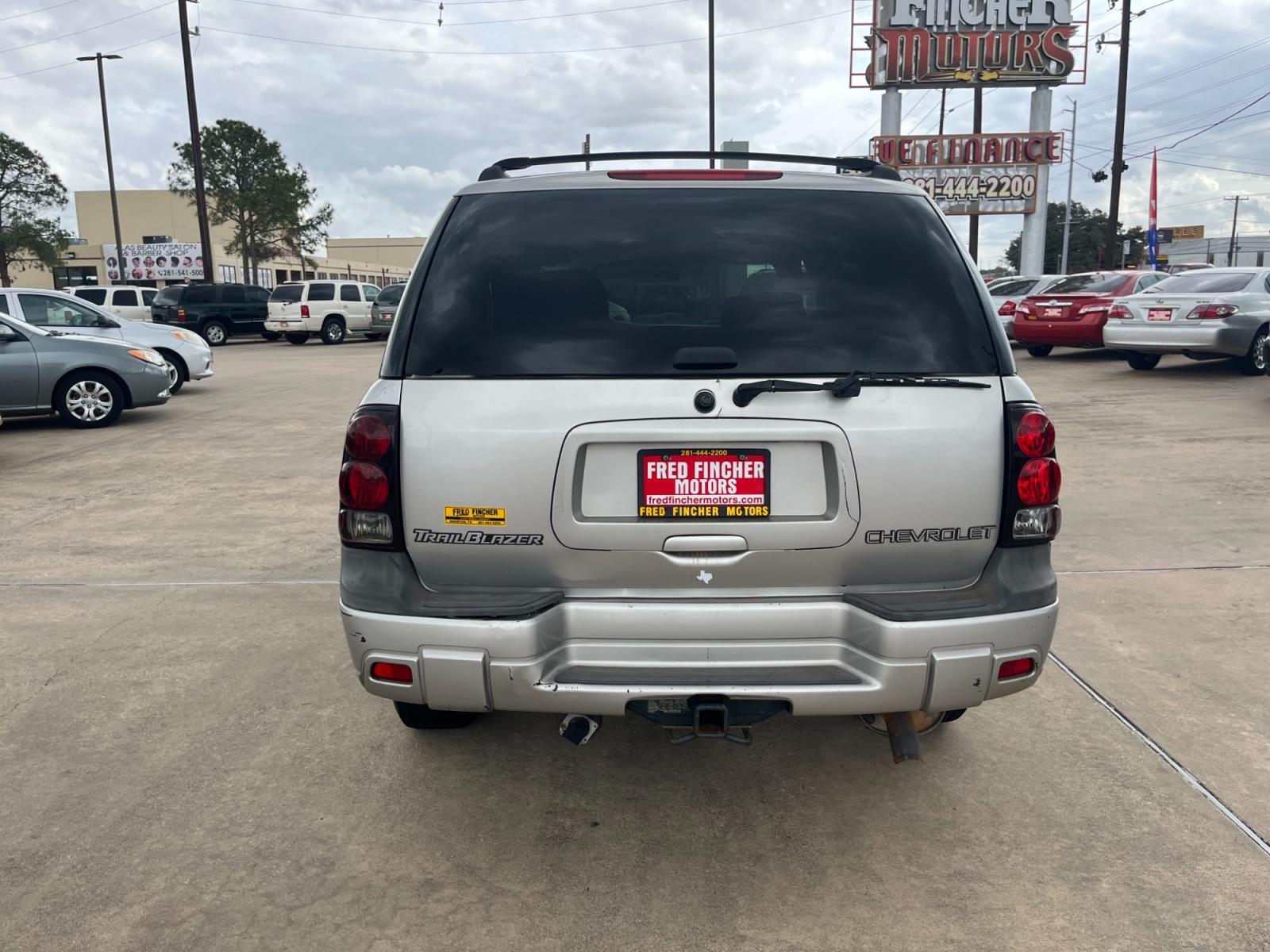2004 SILVER /black Chevrolet TrailBlazer LS 2WD (1GNDS13S242) with an 4.2L L6 DOHC 24V engine, 4-Speed Automatic Overdrive transmission, located at 14700 Tomball Parkway 249, Houston, TX, 77086, (281) 444-2200, 29.928619, -95.504074 - Photo #5